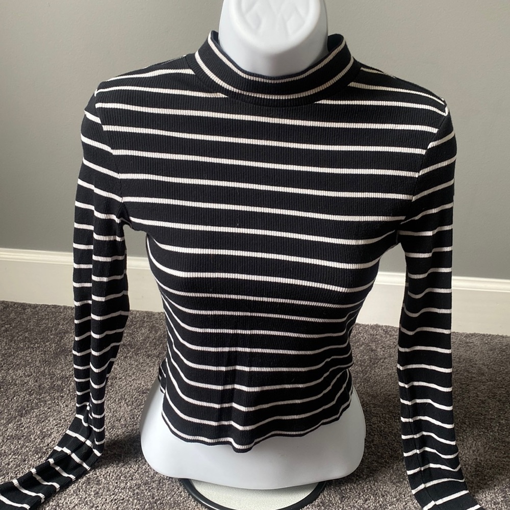 Black and White Stripped Size s Small H&M crop top long sleeve top Ribbed